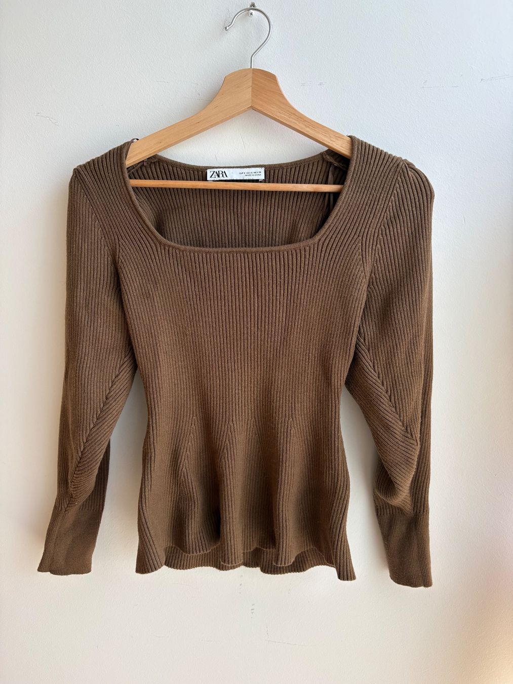 Zara Top: Zara Stricktop Gr. S Khaki Square Neck – Usato da Schaffhausen venduto da Miorajah