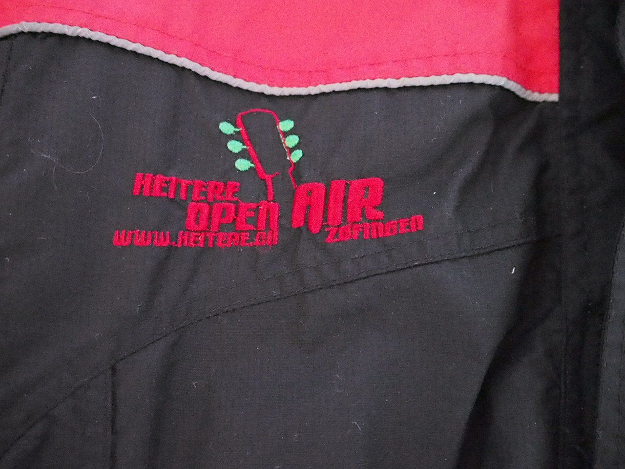 Billets: heitere Regenjacke mit Kapuze – D'occasion à Zofingen par sosalinos01 1