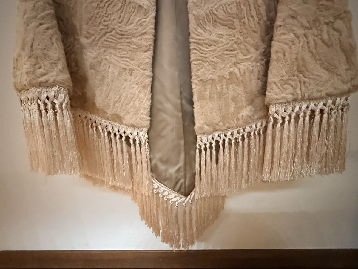Sonstige Damenmode: Cape Balogi fourrure avec franges – Neu (gemäss Beschreibung) aus Montreux von kingfisherbeach 1