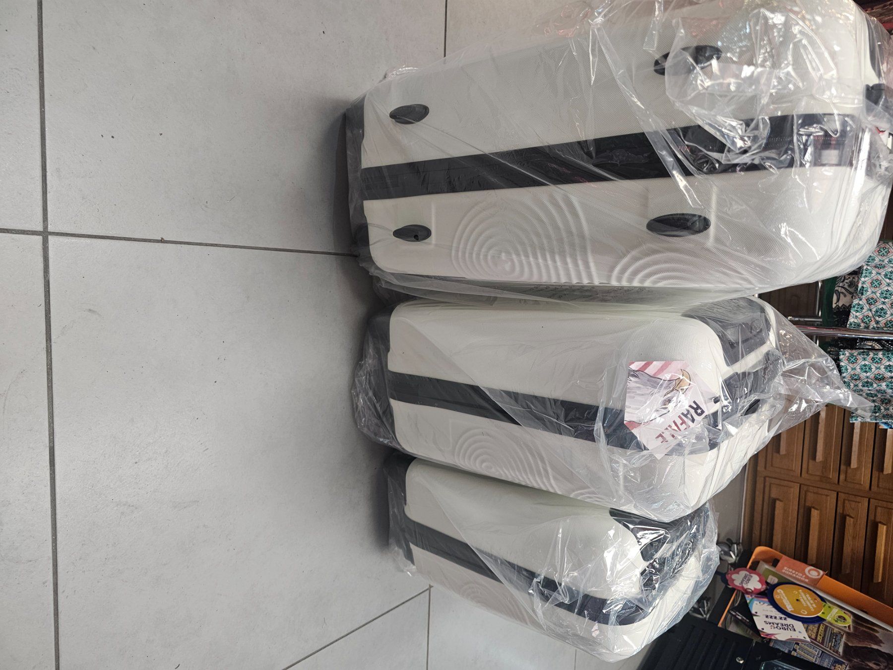 Valigie: Set de valises 3 pièces – Nuovo e nell'imballaggio originale da Evionnaz venduto da Trading1