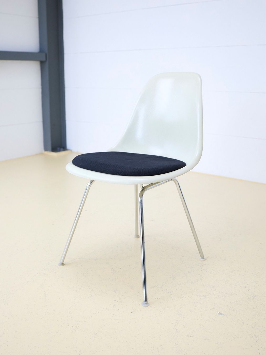 Eames Sedie: Vitra Eames Sidechair weiss – Usato da Meinisberg venduto da atelier_TILIJA