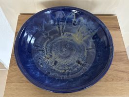 Handgedrehte Studio Keramik Schale, signiert, blau, D 27 cm