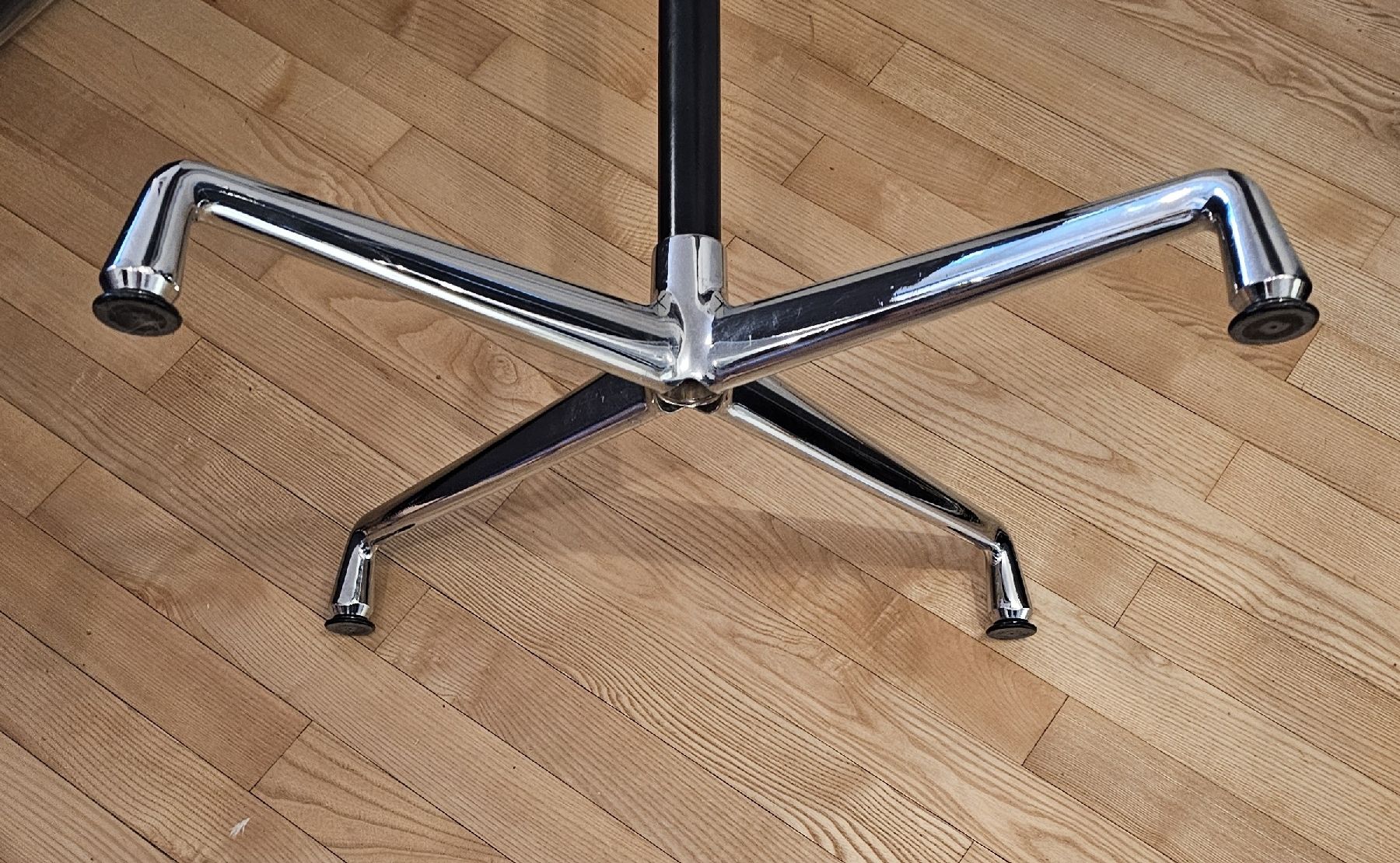 Tavoli: Vitra Eames Tisch rund 80 cm Durchmesser – Usato da Basel venduto da Allerlei-Basel 3