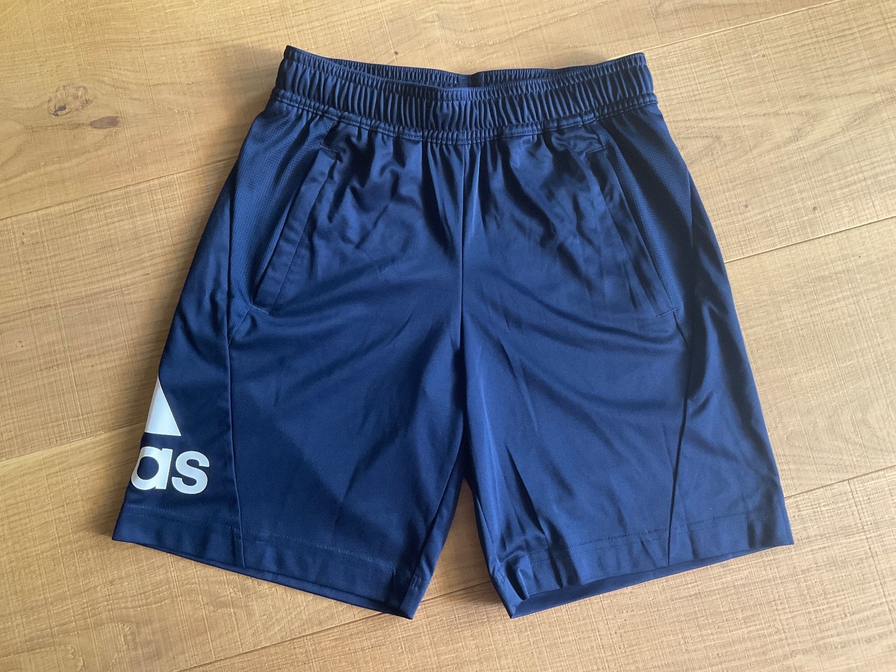 Adidas Pantaloni: Adidas Turnhose Gr. 140 – Usato da Winterthur venduto da aionila