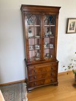 Vitrine B: 70 cm, T: 40 cm, H. 176 cm 
