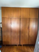 Midcentury Massivholz-Schrank – vielseitig kombinierbar