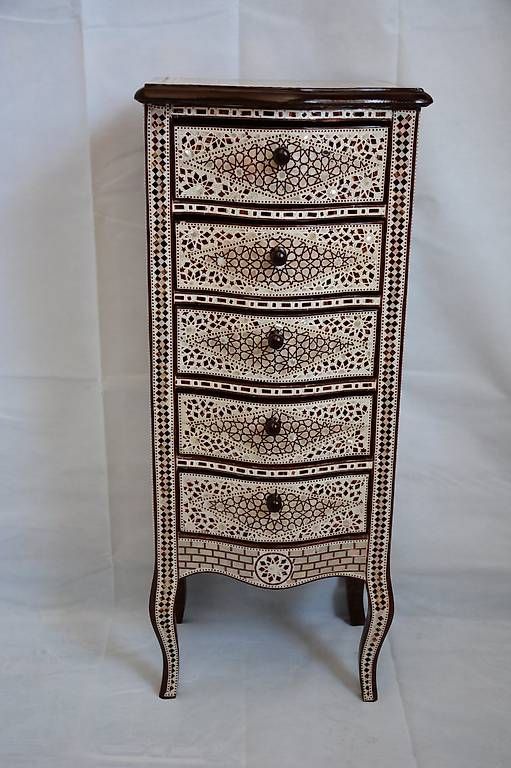 Cassettiere: Meuble commode nacrée  de style Louis XV. – Usato da geneve venduto da louisart