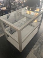 Tisch mit Glasflächen