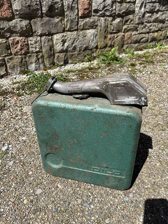 Altre raccolte & rarità: Vintage gasoline tank – Usato da Cureggia venduto da poggiii