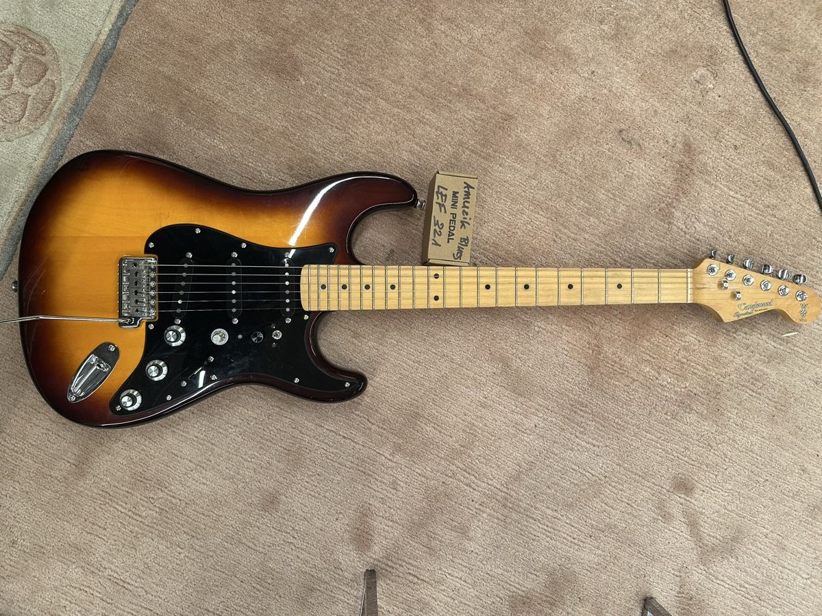 Strumenti musicali: E-Gitarre Tanglewood Stratocaster mit eingebautem Bluespedal – Usato da Tschierv venduto da Screamingwolfguitars 4