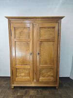 Schöner antiker Schrank mit Tablaren Massiv Holz 143x188x49
