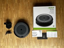 iRobot Roomba i3 mit Ladestation, OVP und 5 Ersatzfiltern