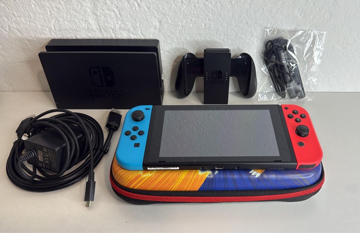 Nintendo Consoles: Nintendo Switch Console Bundle - Great Condition! – D'occasion à Ehrendingen par bubulence