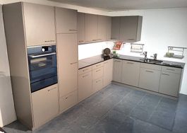 Küche taupe ab Ausstellung