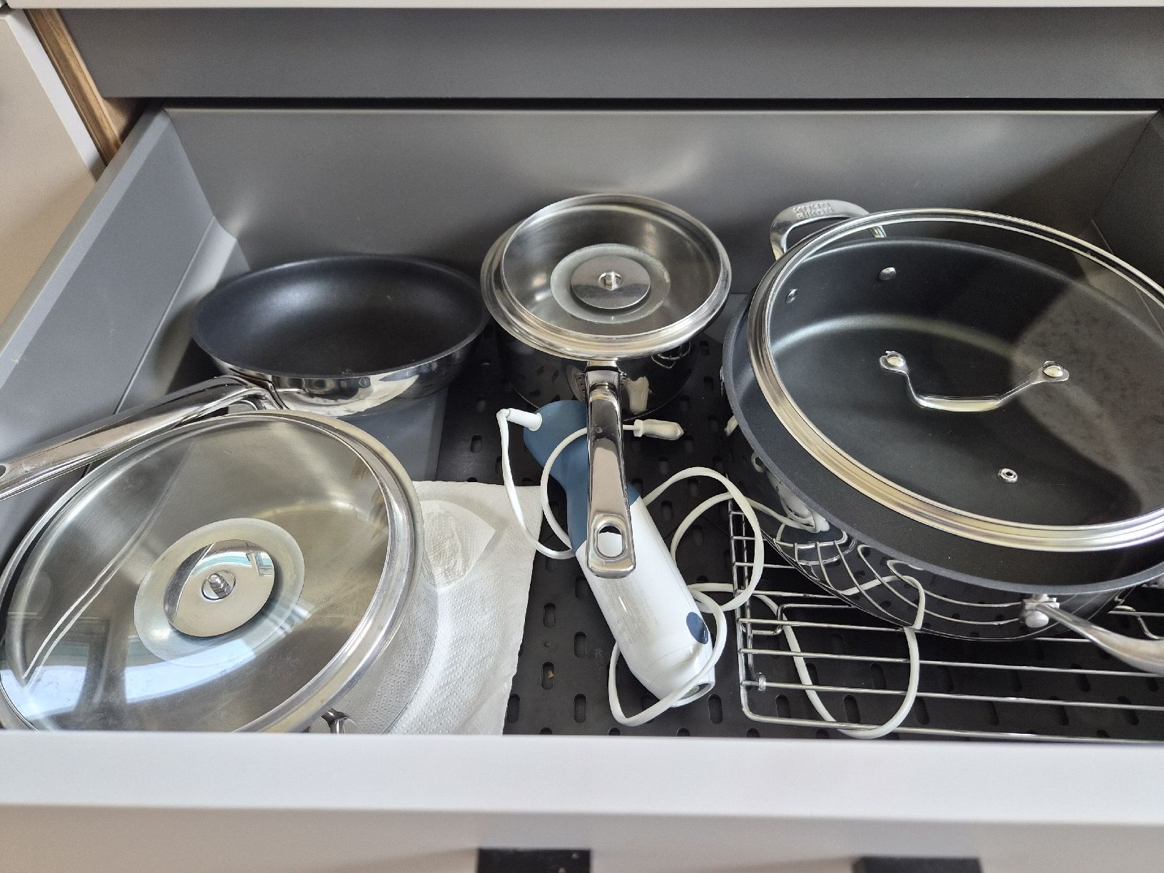 Appareils de cuisine: Different pots and pans – D'occasion à Maur par Sofi___