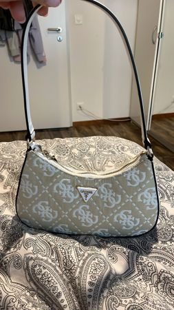 Elegante Guess Handtasche im trendigen Design zu verkaufen!