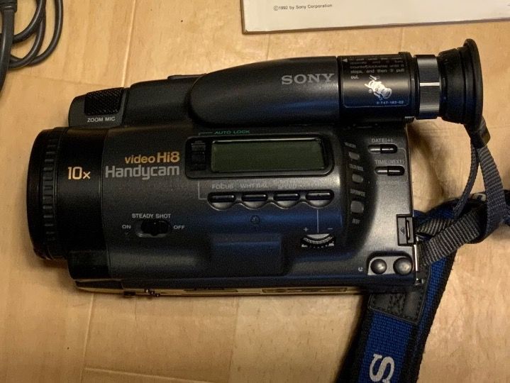 SONY Videokamera Hi8 mit Kabeln und Schnittpult Kaufen auf Ricardo
