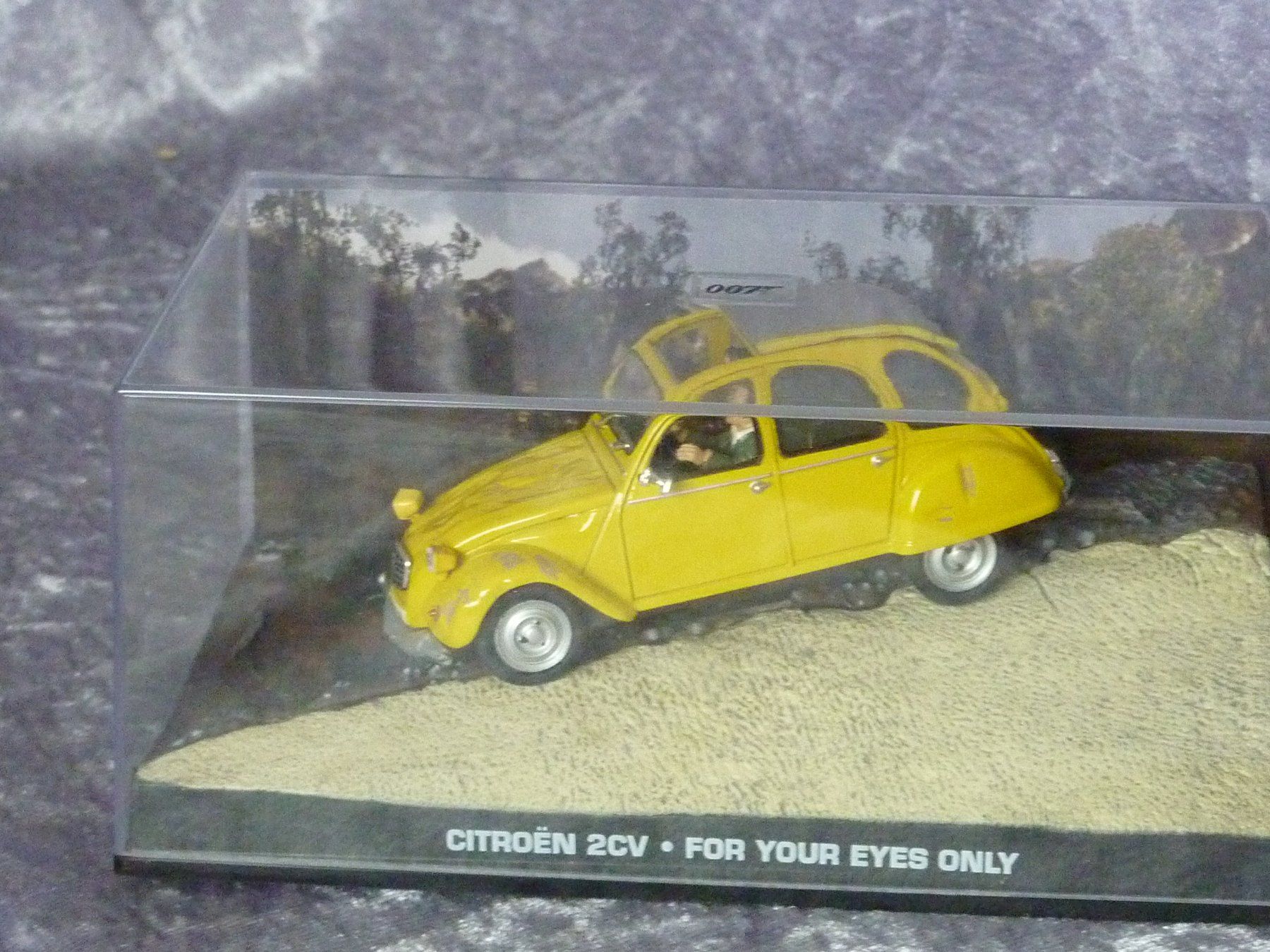 Citroën Modellini d'auto: Citroen 2CV Döschwo James Bond 1:43 – Nuovo (secondo la descrizione) da Dürrenäsch venduto da modellautos4you