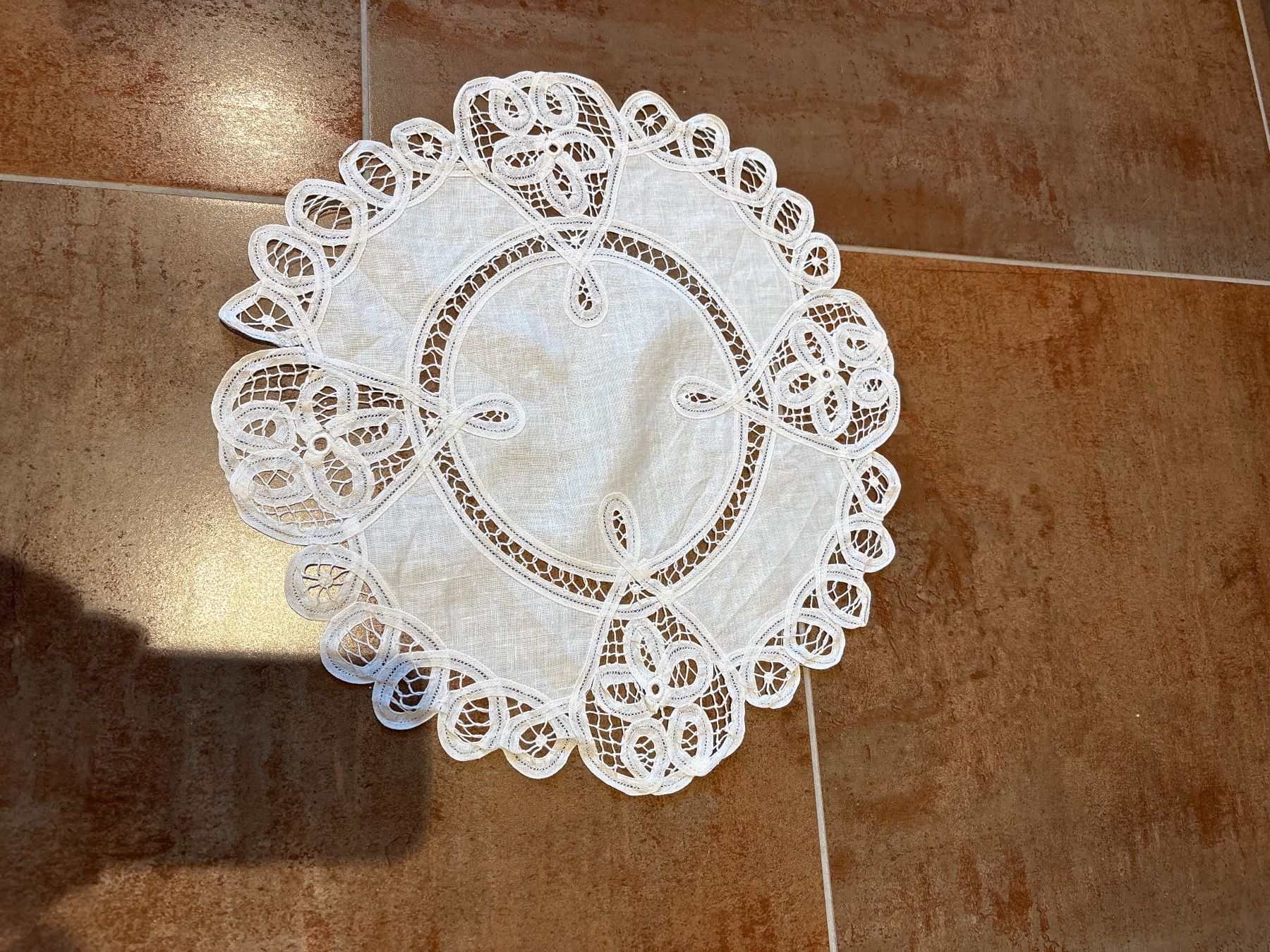Tutte le decorazioni: Handgesticktes Deckchen, runde Tischdeko – Usato da Bülach venduto da Jackybabue