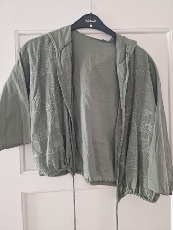 Leichte Frühlings-Jacke mit Stickerei, Grösse L