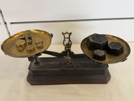 Balance de laboratoire ancienne avec poids