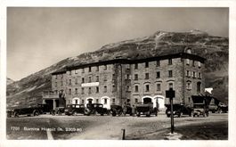 Bernina Hospiz (2309 m.). Parkierte Autos