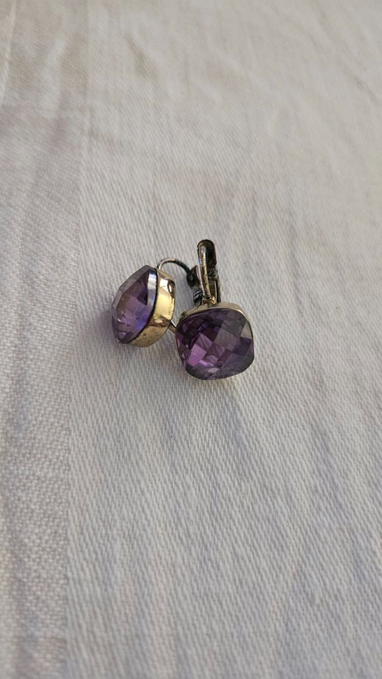 Orecchini pendenti & Orecchini a lobo: Orecchini con grande strass viola – Usato da Melano venduto da H-Sara