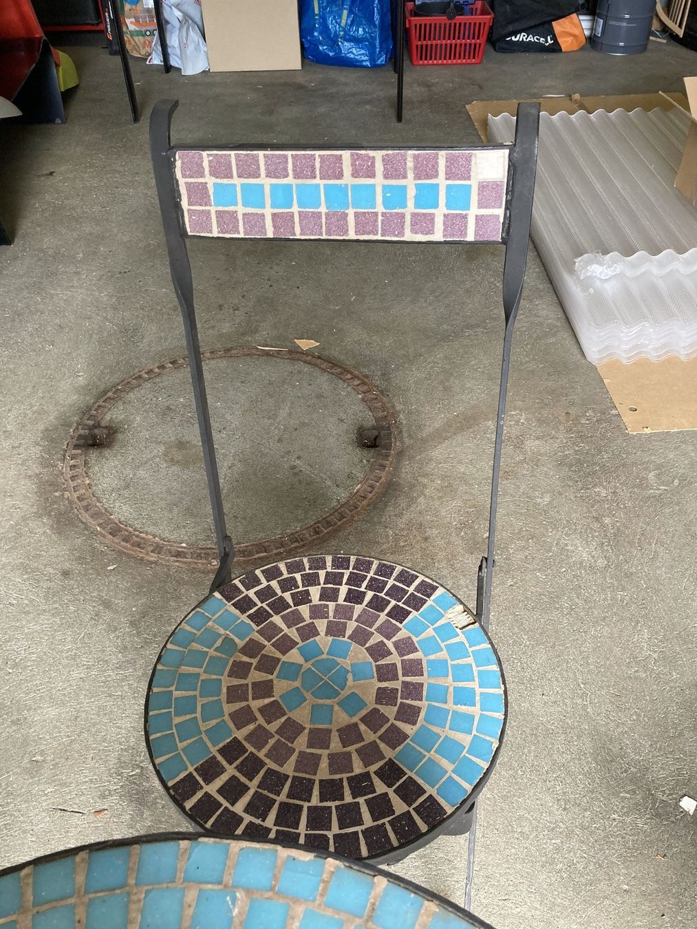 Gartensitzgruppen & Garnituren: Gartentisch Mosaik mit 3 Stühlen – Gebraucht aus Uttigen von  4