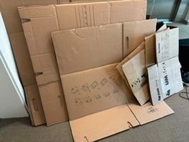 Lot de cartons de déménagement pliés, état occasion