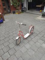 Vintage Trottinets eines mit Sattel, ideal für sonnige Tage!