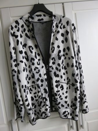 NEUE STRICKJACKE Gr. 44 (gross geschnitten)