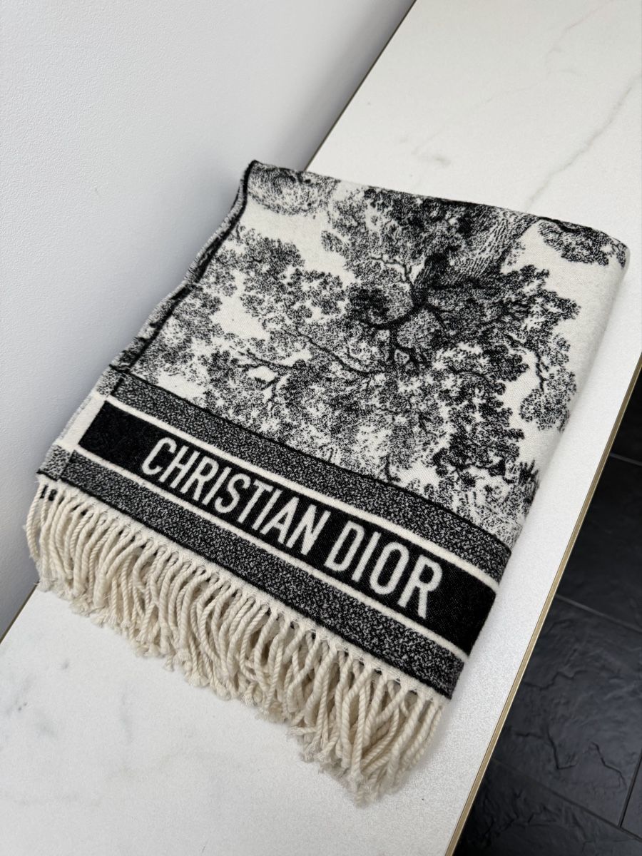 Dior Foulard & Sciarpe: Dior wool Plaid 140 x 140  – Nuovo (secondo la descrizione) da Vacallo venduto da kellyyy