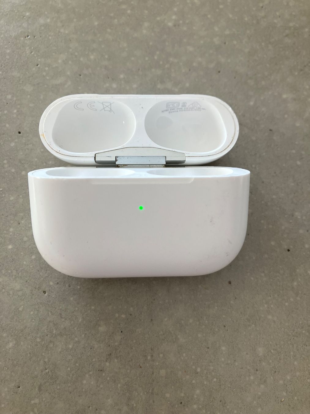 Apple Cuffie: Apple AirPods Pro 1 Charging Case – Usato da Lausanne venduto da mr.v