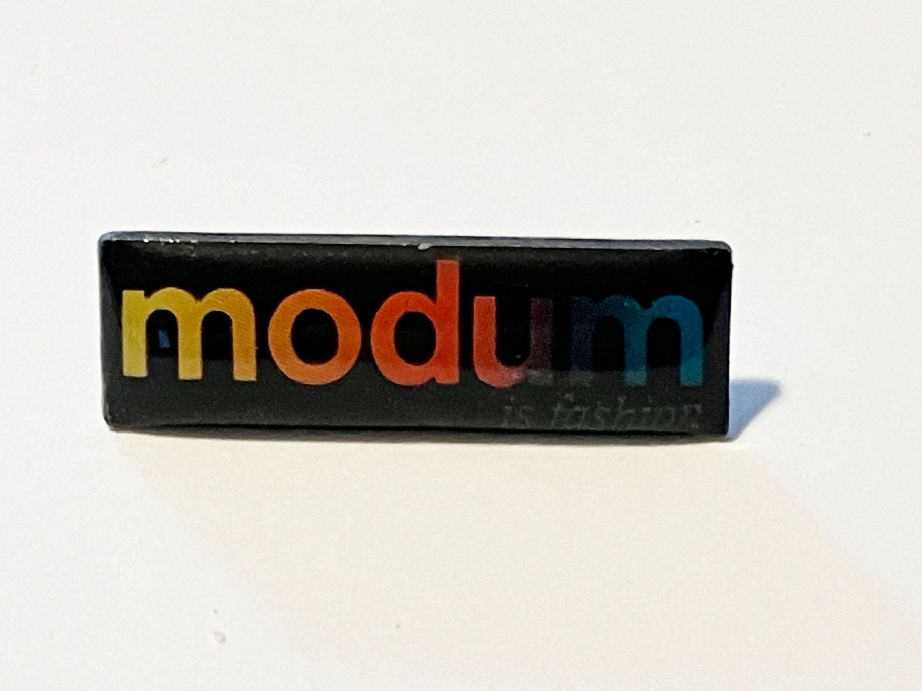 Placchette & Badge: 1 Pin Modum - is fashion – Usato da Basel venduto da djwwpp