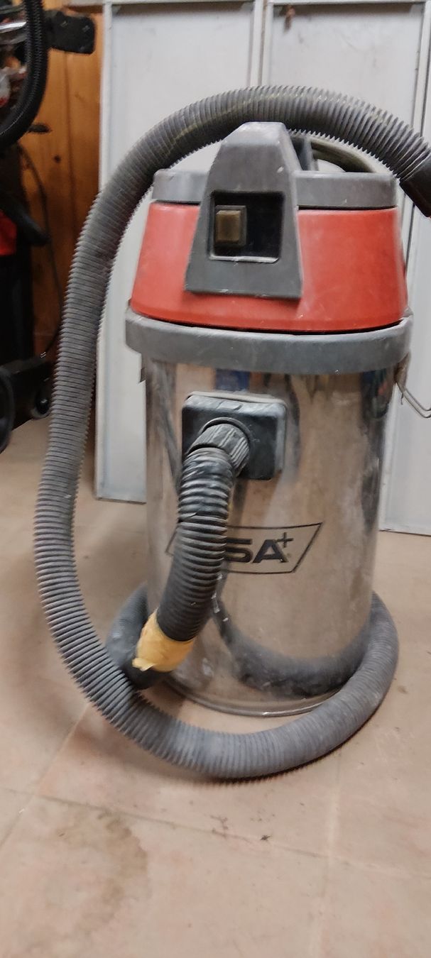 Aspirapolveri & Accessori: Aspirateur eau et poussiére  – Usato da Renens VD venduto da Floram1989