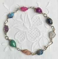 Armband mit bunten Schmucksteinen in Silber Draht gefasst 