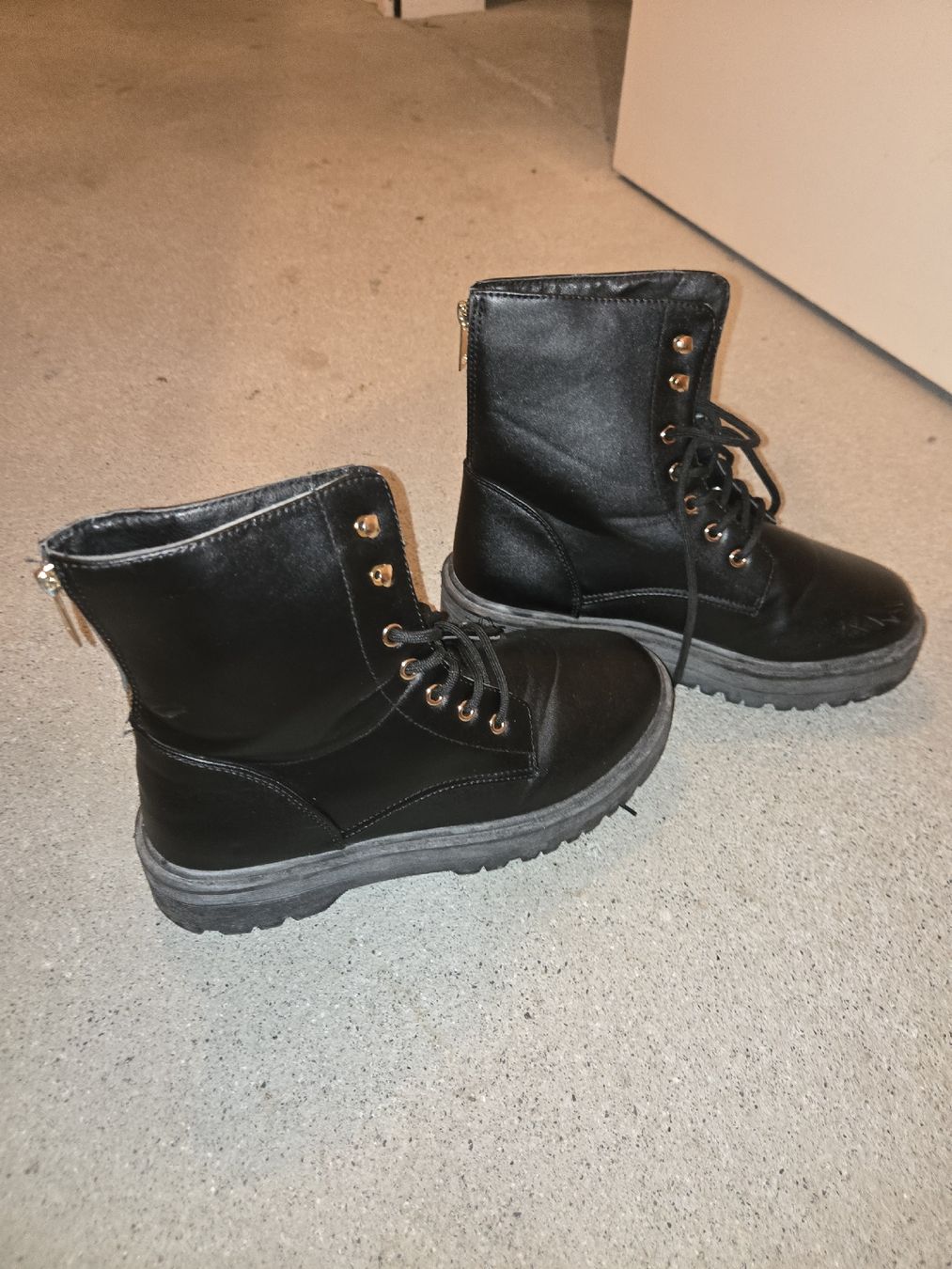 Scarpe da donna: Schwarze Boots, Gr. 41 stylisch! – Usato da Urdorf venduto da yaceo