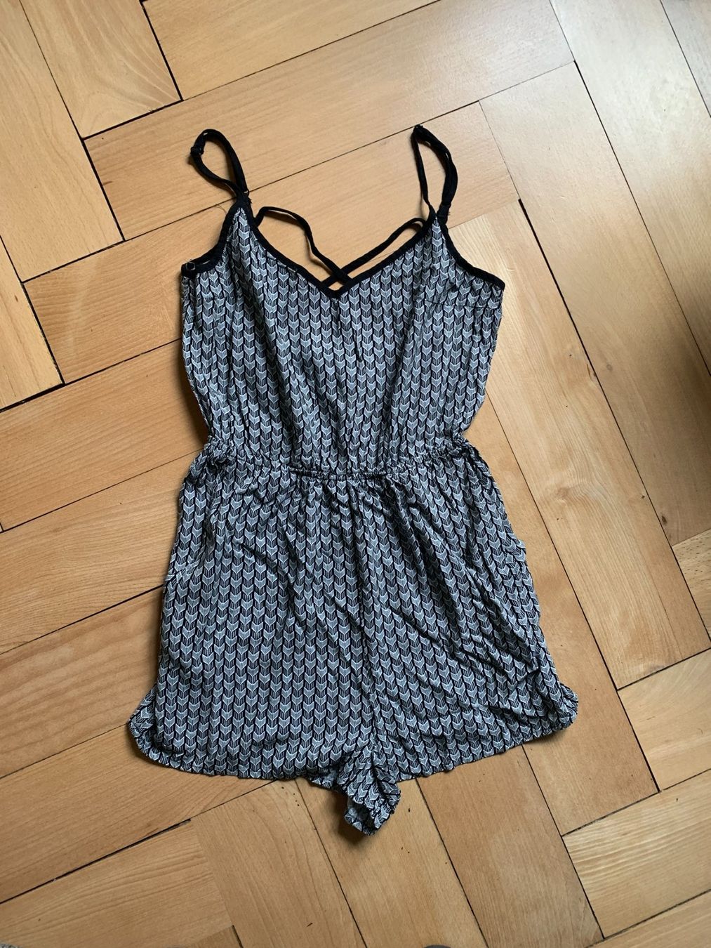 H&M Tute: Jumpsuit schwarz-weiss gemustert - 34 – Usato da Zürich venduto da Diazaio