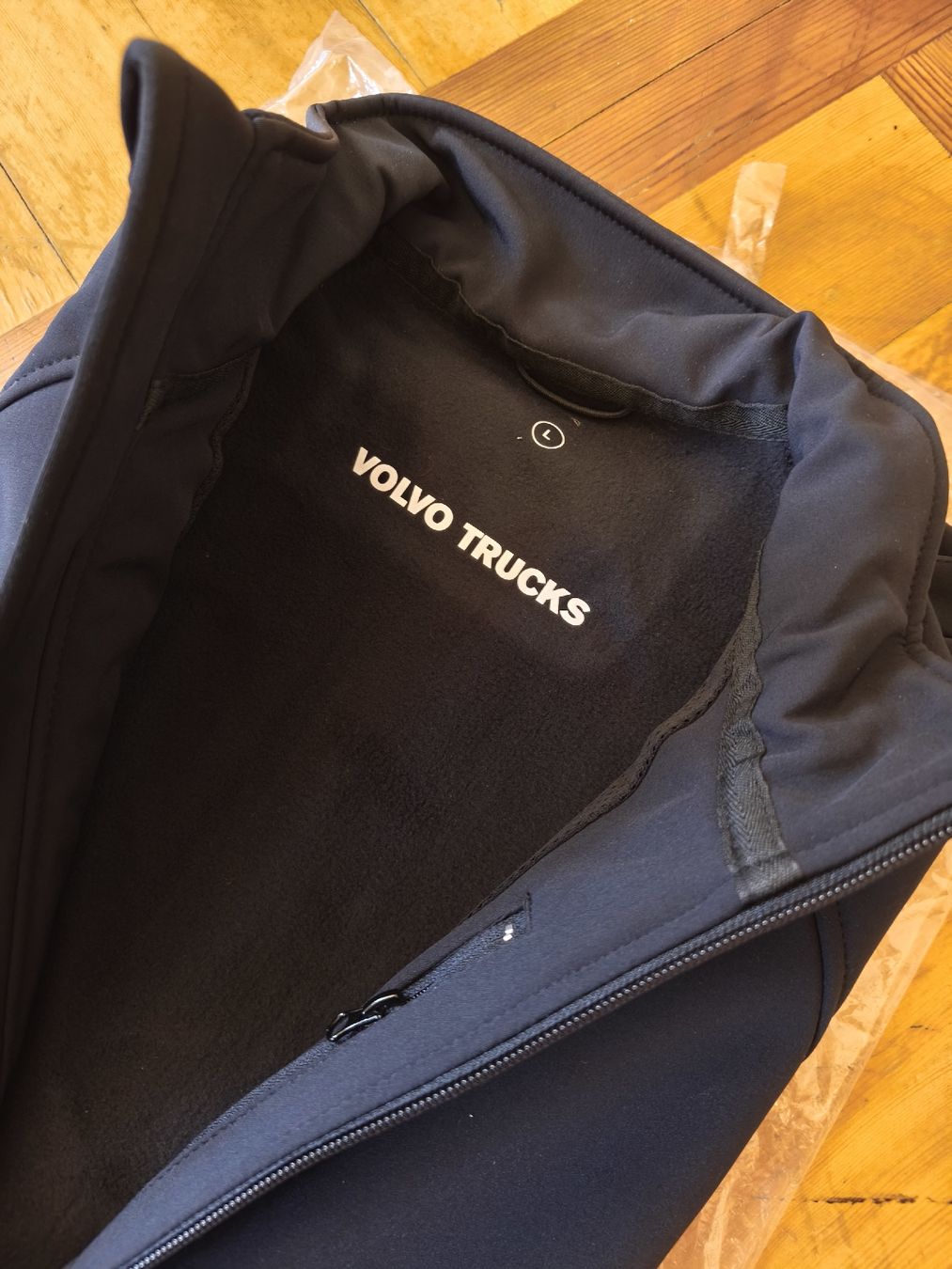 Gilets: Volvo Trucks Gilet Softshell Size M – Neuf avec emballage d'origine à Glis par Beschae 2