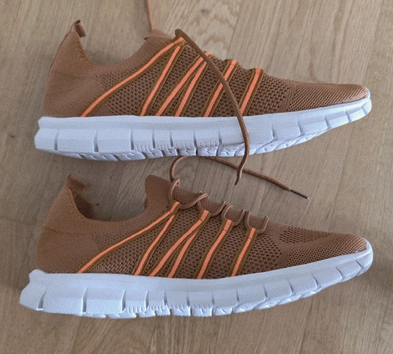 Herrenschuhe: sneakers hellbraun neu grösse 41 / 42? – Neu (gemäss Beschreibung) aus wetzikon von Bestedienste 1