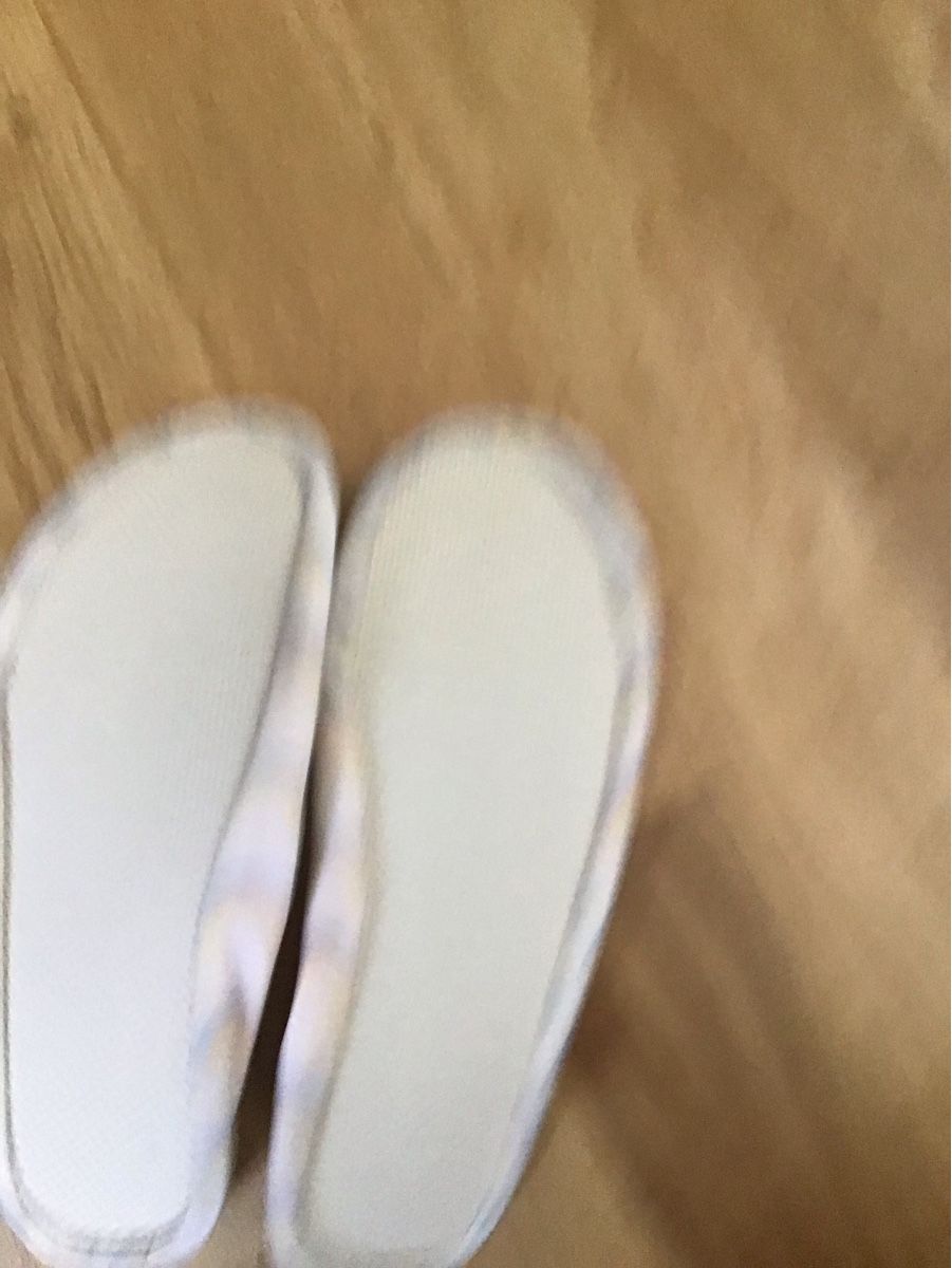 Chaussures filles: Kinder Hausschuhe Regenbogen Grösse 33 – D'occasion à Seuzach par Tureda 1