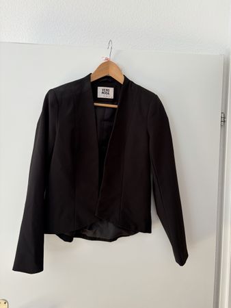 Blazer Vero Moda schwarz kragenlos Grösse M 