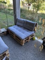 Palettensofa mit grauen Polstern gebrauchter Zustand