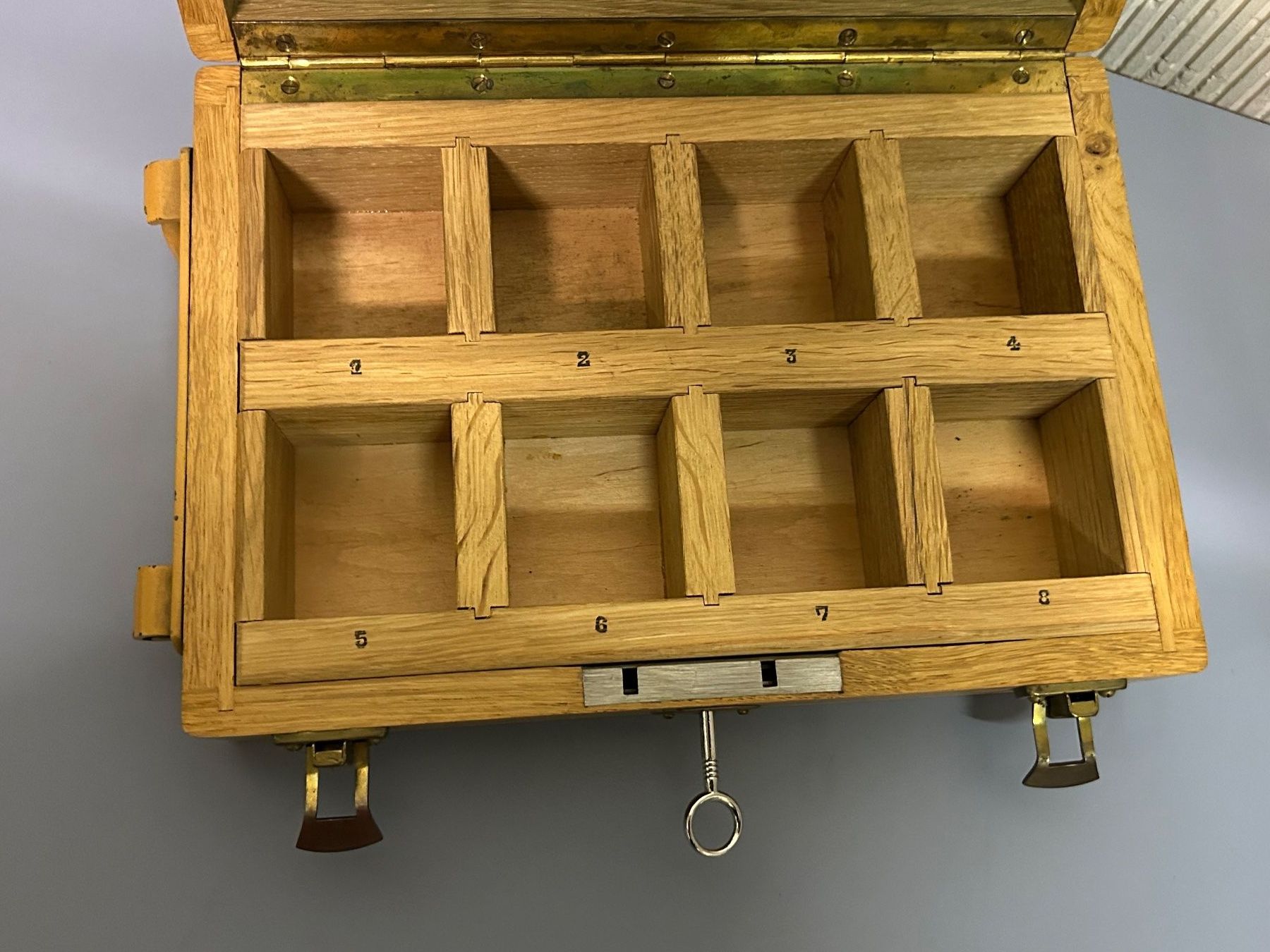 Registratore di cassa: Holzkassette mit Fächern, mit Schlüssel! – Usato da Etzelkofen venduto da Botti50 2