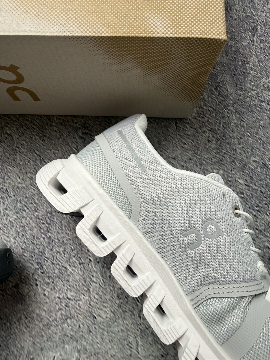 On Chaussures hommes: On Cloud Laufschuhe grau weiss  – Neuf avec emballage d'origine à Luzern par 041Vintage 6