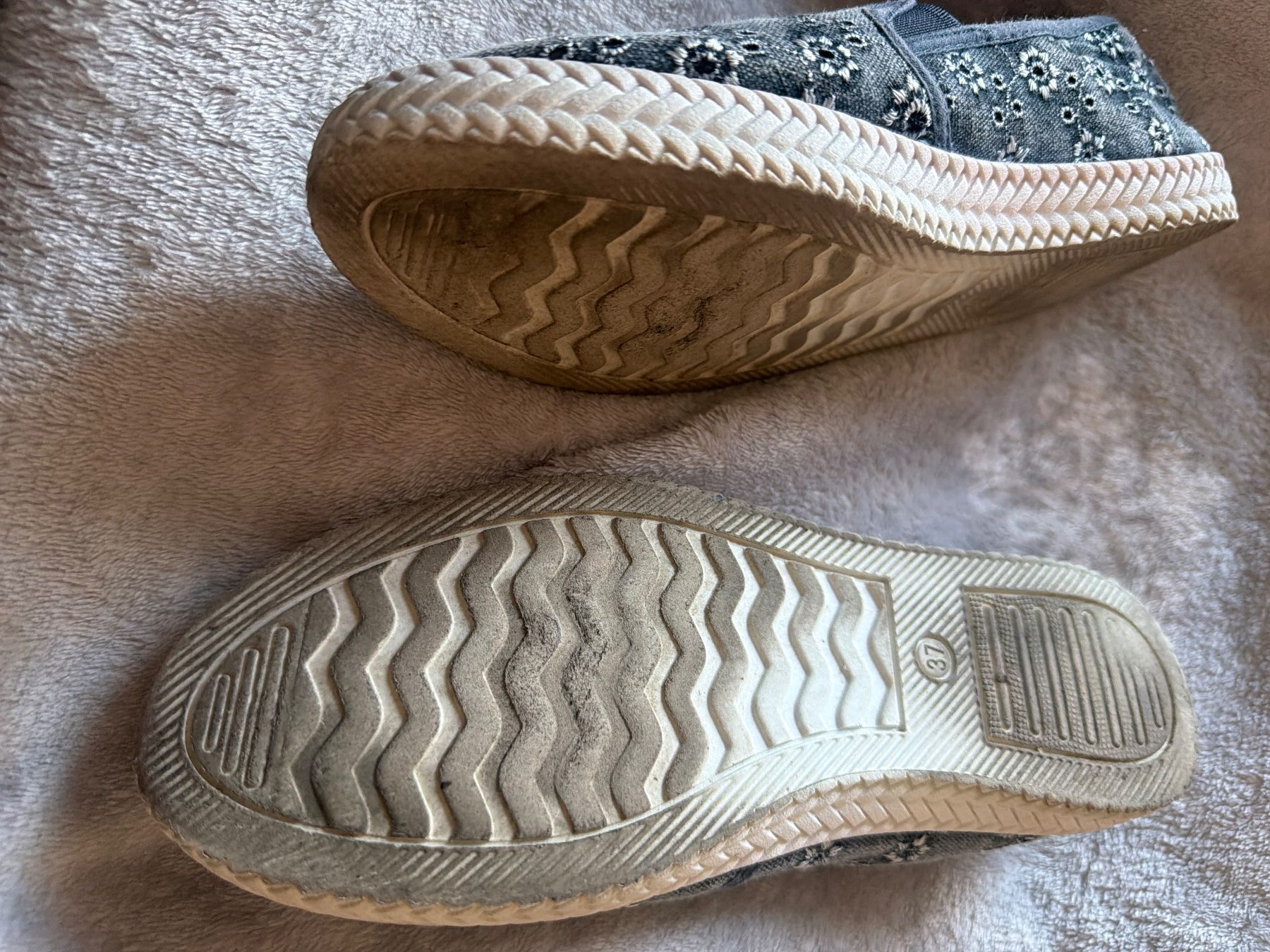 Scarpe da donna: Sneaker Gr. 37, Stoff mit Blumenmuster, Denim – Usato da Luterbach venduto da andybasilbenz 1