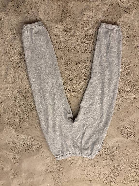 H&M Pantalons: Graue Trainerhose – D'occasion à Lenk im Simmental par niczbaeren