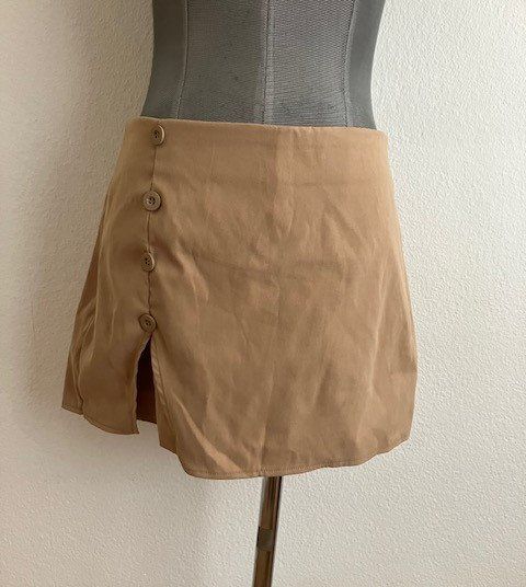 Shein Röcke: Jupe-short beige T.L élégante et tendance – Gebraucht aus Marin-Epagnier von rchouchouu