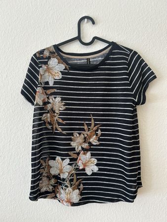 T-shirt rayé Stradivarius, taille M, motif floral.