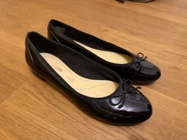 schwarze Lack-Ballerinas 
